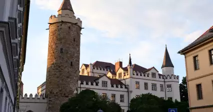 セルビアの塔のある古い兵舎