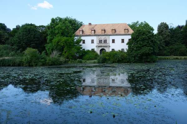 Uitzicht op het oude kasteel aan de overkant van het meer