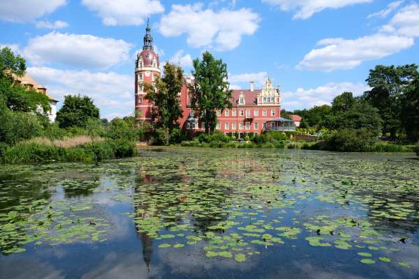 Veduta di Nový Zámek attraverso il lago