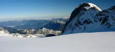 Una vista de una llanura de nieve inmaculada