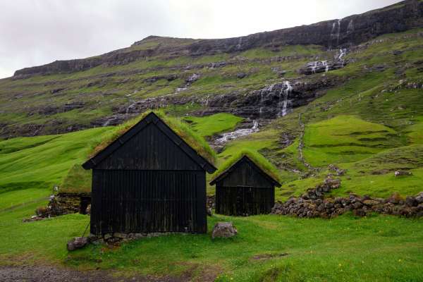 Vodopád a cesta do Tjørnuvíku