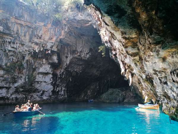 Úžasná farba vody v Melissani