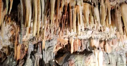 ドロガラティ洞窟へのツアー