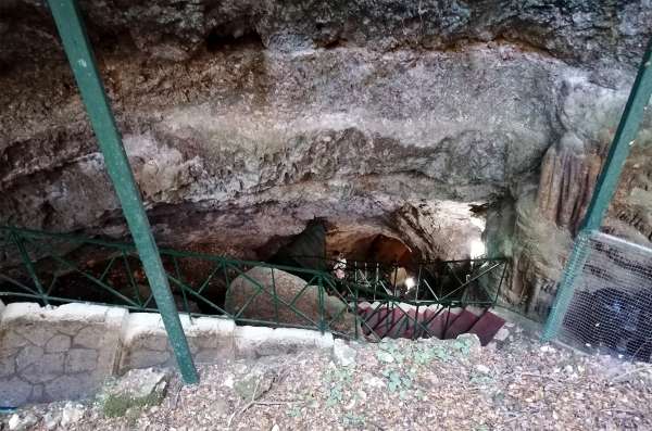 Descente dans la grotte