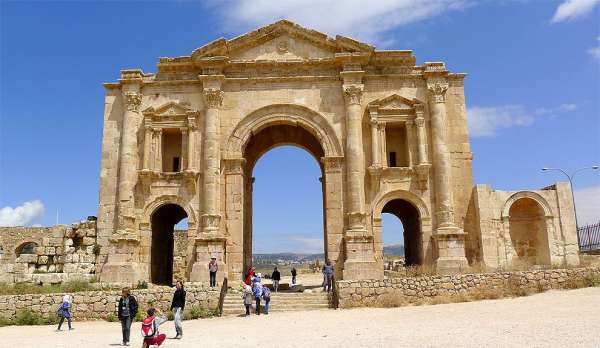 Impressionnante arche d'Hadrien