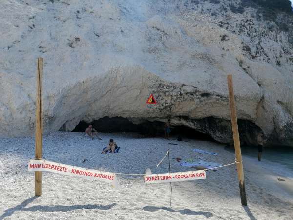 Jeskyně na jižním konci pláže Myrtos