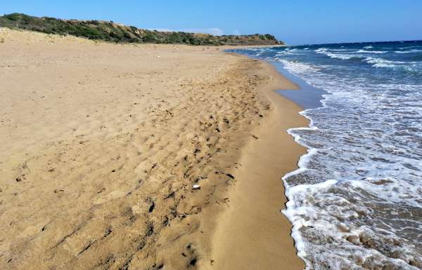 De weg naar het einde van het strand