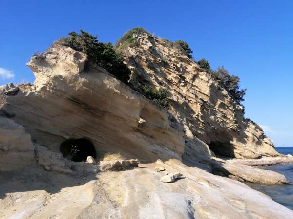 Uma caverna em um penhasco