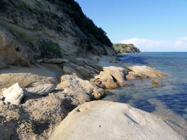 Chemin le long de la falaise