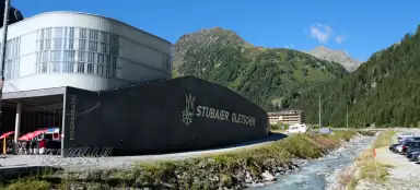 チロルの頂上まで行くアイスグラートバーンのケーブルカー