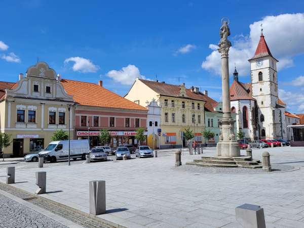 Praça com a coluna da peste