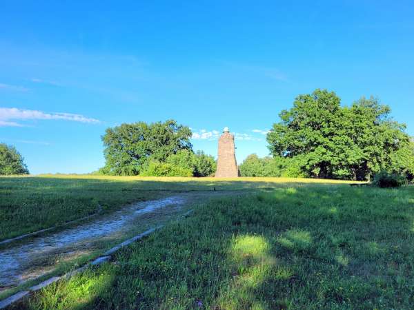 Aux alentours du monument