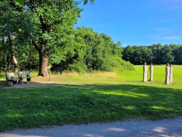 Bei den Statuen sitzen