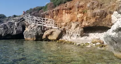 Malé zátoky na sever od mesta Skala