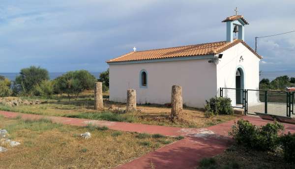 Uma pequena igreja ao lado do templo