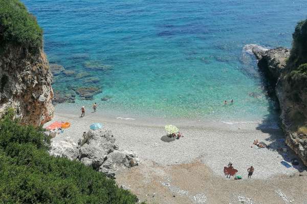 Plage de la baie de Pelagos