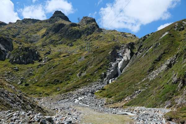 Loop naar de waterval