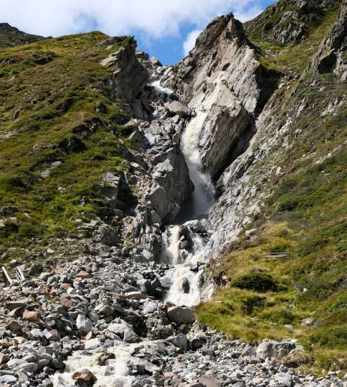 Onder een roofzuchtige waterval