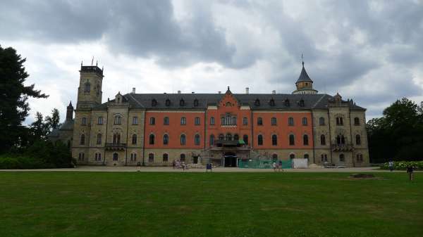 Schloss Sychrov aus dem Garten