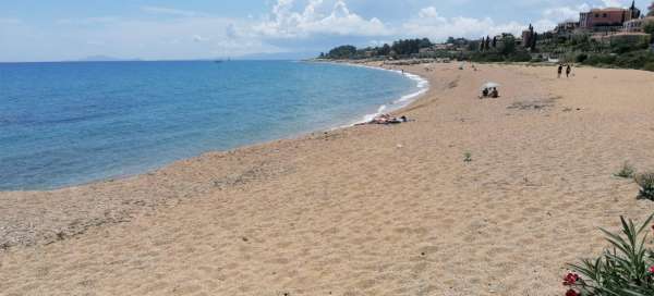 Tour of the resort of Skala with its long beach: Weather and season