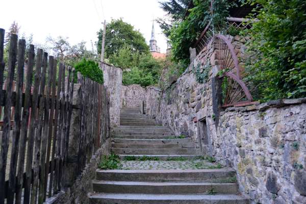 En bas des escaliers