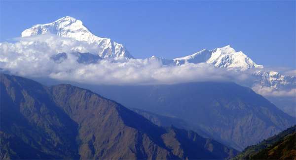 道拉吉里峰（海拔 8,167 米）和图库车