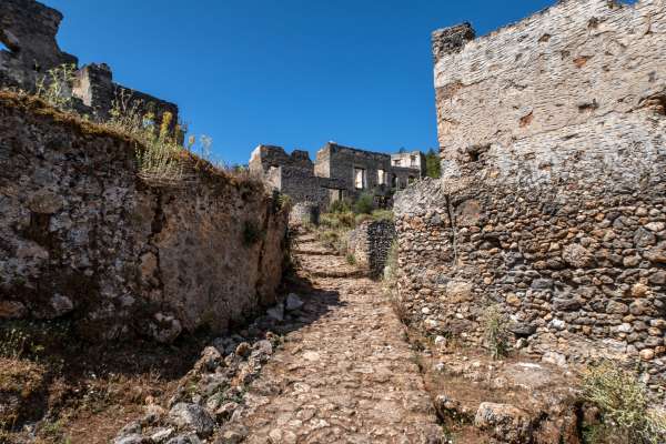 Camino entre casas