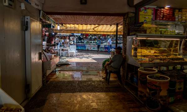 Allée à travers le marché jusqu'au marché aux poissons.