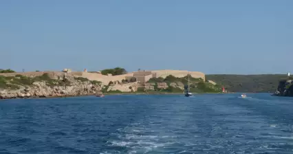 Mahon 항구 주변의 보트 여행