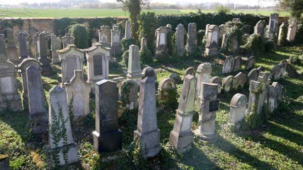 Vue du cimetière depuis le mur