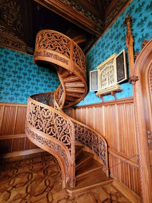 Escada em espiral de madeira
