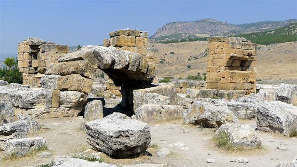 Rovine vicino all'ingresso del museo