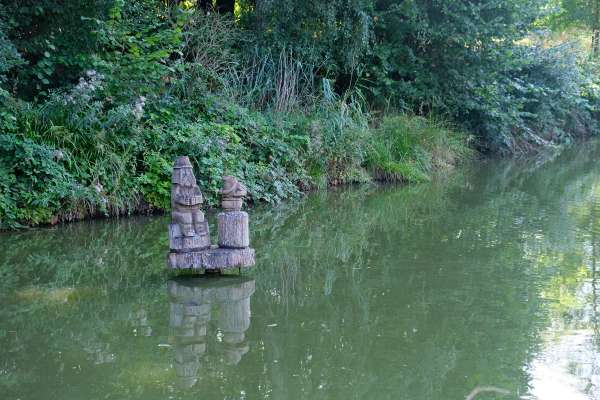 Esculturas de madeira nas lagoas de Suhrovické