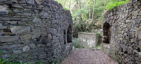 As ruínas do castelo arruinado de Kostelec