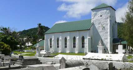 Iglesia antigua con cementerio