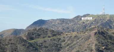 Nápis Hollywood na kopcoch nad mestom