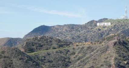 好莱坞标志位于城市上方的山丘上