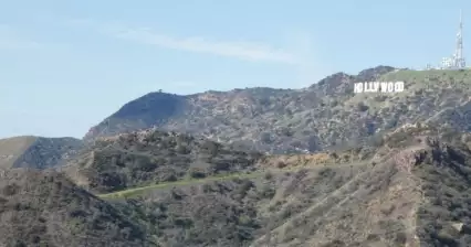 Het Hollywood-bord op de heuvels boven de stad