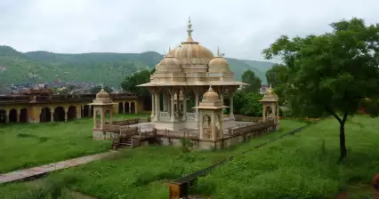 Tombes de Gaitore Ki Chhatriyan