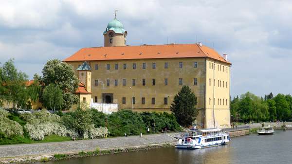 Ein schöner Blick auf die Burg in Poděbrady