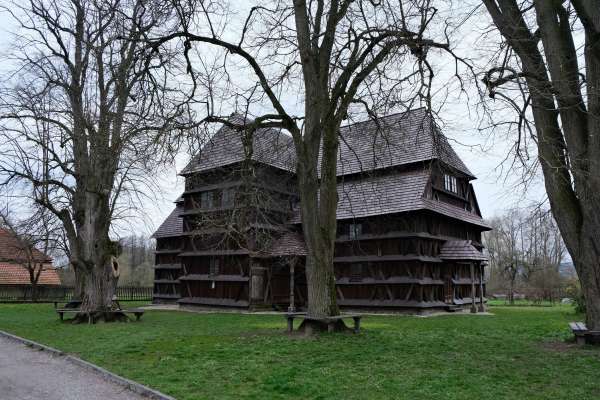 Église articulée en bois à Hronsek
