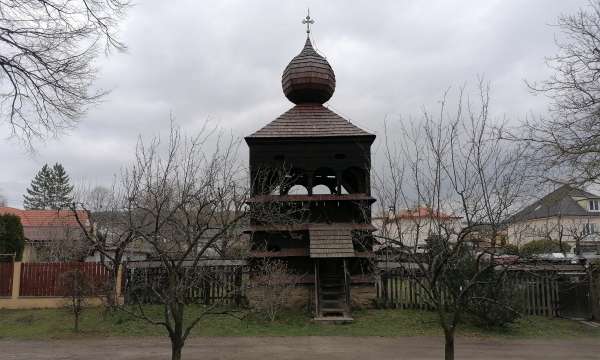 Campanário de madeira em Hronsek