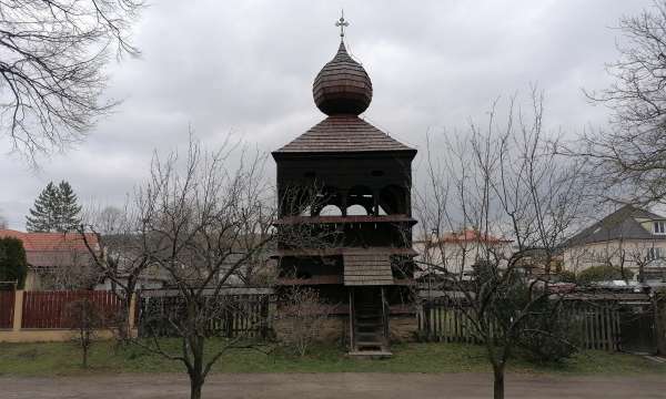 Campanario de madera en Hronsek