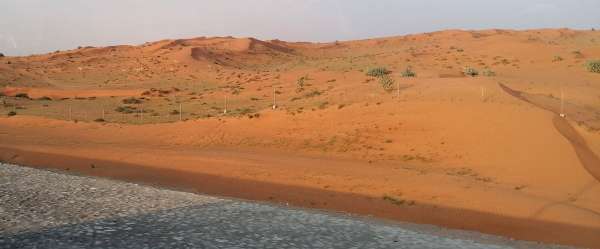 Guidando attraverso il deserto di Al Wadi