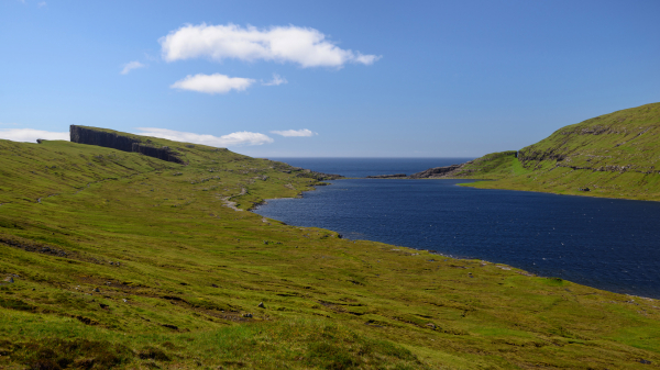 Chemin le long du lac