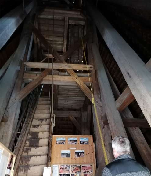 Das Innere des hölzernen Glockenturms in Rtyn