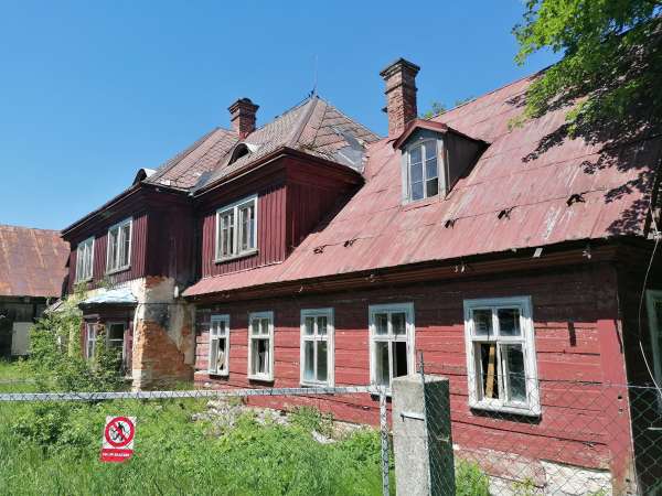 Vacated buildings in Huti