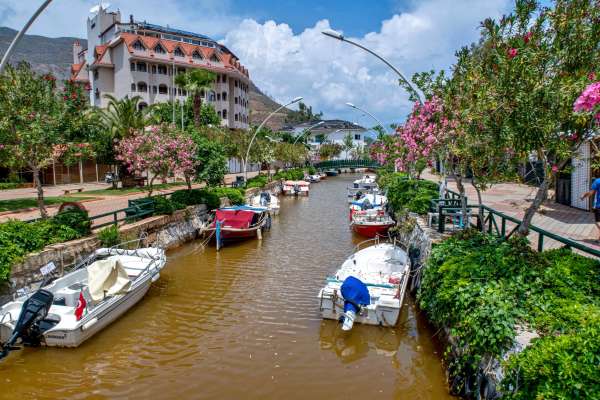 Canal do porto com barcos