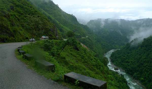 Estrada através do vale de Aadhi khola