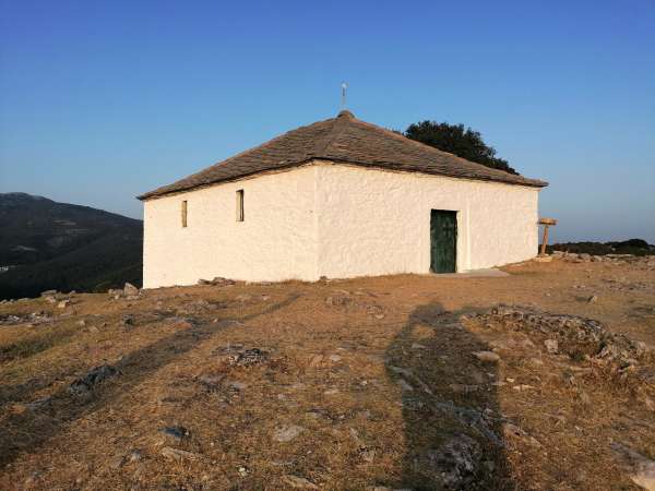 Una pequeña iglesia en Kastro